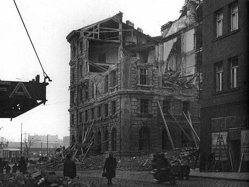 Stovky lidských životů si vyžádalo bombardování Brna. Nejprve útočily americké bombardéry, později sovětská letadla.