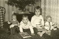 Vánoce 1987. Radost udělaly tehdy panenky, knížky i mašinka s vagonky.