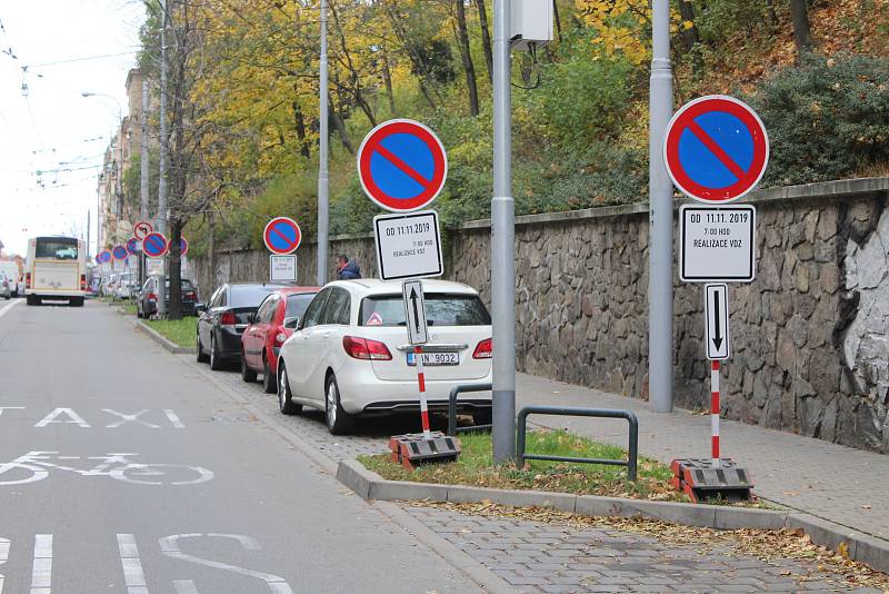 Les dopravních značek vyrostl na brněnské ulici Úvoz. Přes čtyřicet značek tam upozorňuje na zákaz parkování od 11. listopadu, v ulici totiž vzniknou modré parkovací zóny.