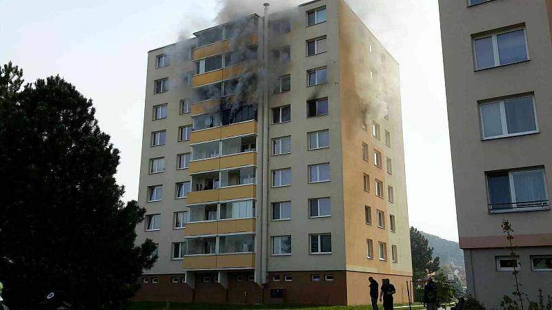 V Kuřimi vyhořel byt. Jeden člověk se nadýchal kouře, hasiči evakuovali třicet lidí