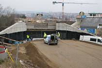 Budování napojení mostu brněnského Velkého městského okruhu v úseku pod jídelnou Lerk a nedaleko kasáren v Židenicích do tunelu pod Vinohrady. Prosinec 2022. 