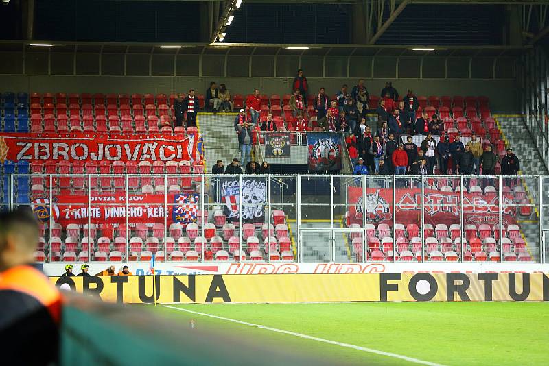 Brněnští fotbalisté (zlaté dresy) prohráli v Plzni 0:4.