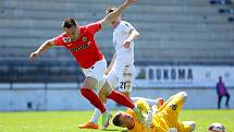 Fotbalisté Vyškova (v bílém) prohráli s vedoucí Zbrojovkou Brno na svém stadionu v Drnovicích 0:2.