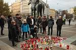 Na Moravském náměstí lidé i 17. listopadu zapalovali svíčky za oběti teroristického útoku v Paříži.