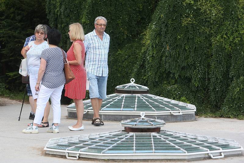 Turisté zaplavili lednický zámek a přilehlé okolí.