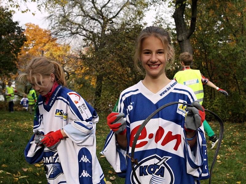 Děti i hráči brněnské Komety uklízeli okolí hradu Špilberk.