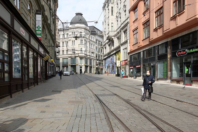 Brno 20.3.2020 - srovnání místa před a po zákazu pohybu bez zakrytých úst a nosu - ulice Masarykova