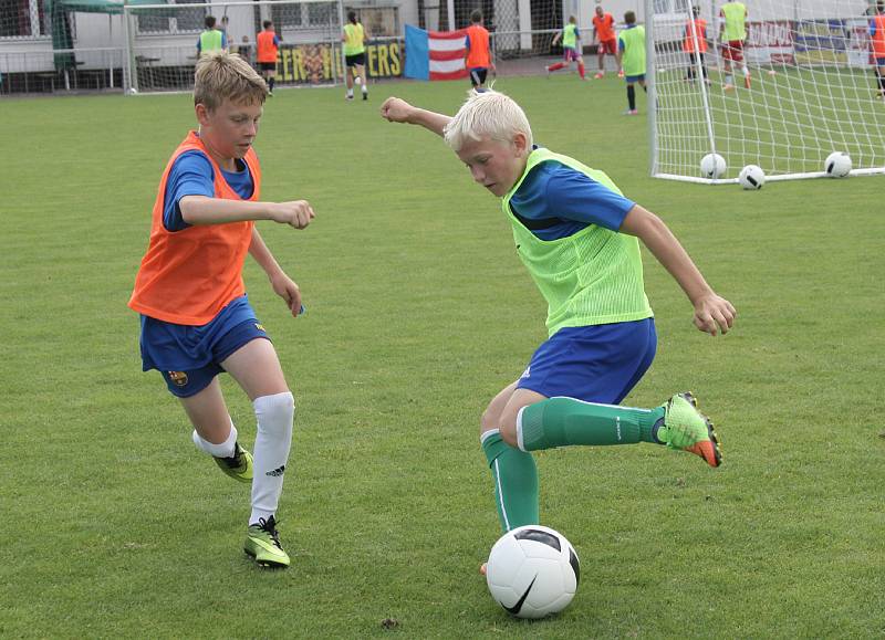 Už sedmý ročník Fotbalového kempu Petra Švancary hostí Rosice. Malí fotbalisté převážně z jižní Moravy si užili také návštěvu prvoligových fotbalistů Zbrojovky.