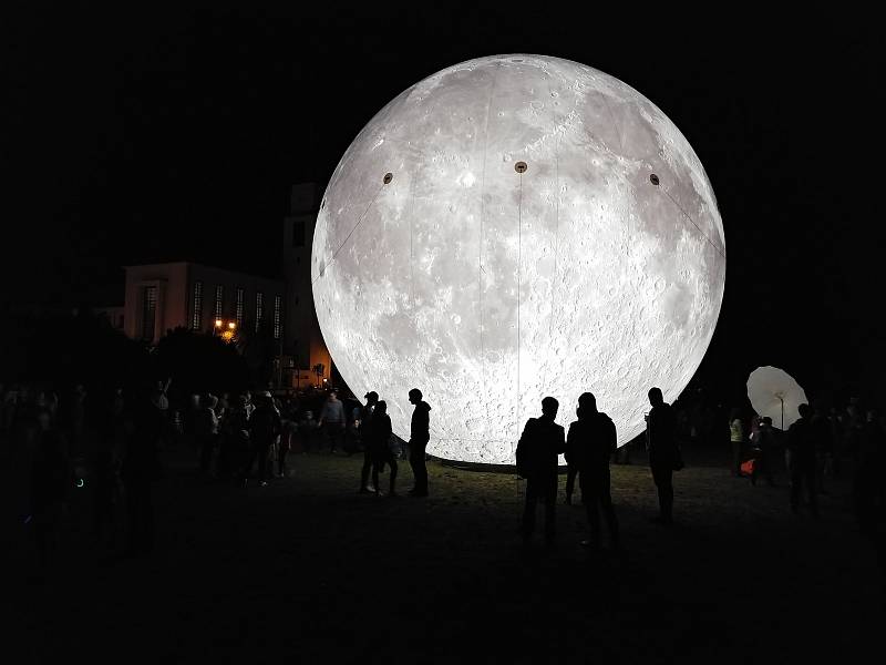 V Brně se konal další ročník Noci vědců, do několika institucí zamířily tisíce lidí. V parku na Kraví hoře obdivovali zájemci obří model Měsíce, v Technickém muzeu si vyzkoušeli řadu pokusů.