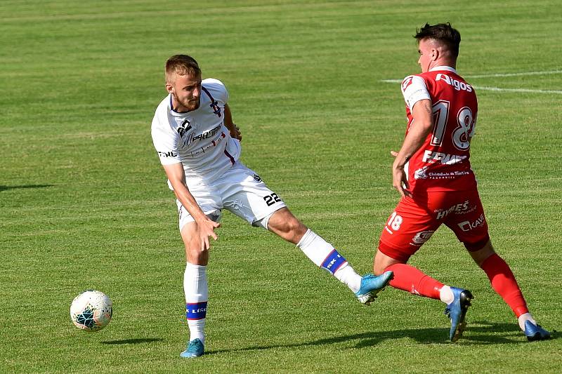 17.6.2020 - 24 kolo F:NL mezi domácí SK Líšeň v bílém (Martin Rolinek) a FK Pardubice (Pavel Zifčák)