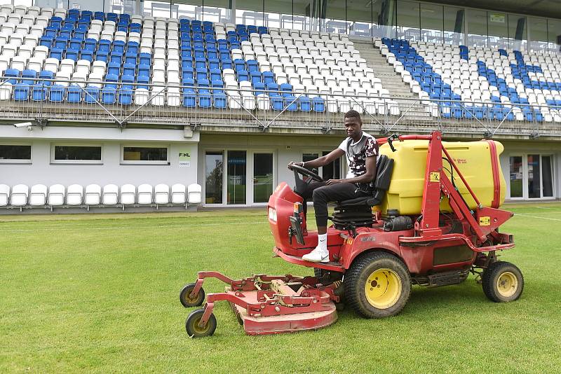 Líšeňský fotbalista Lamine Fall se vedle hraní stará i o hřiště a zázemí stadionu.