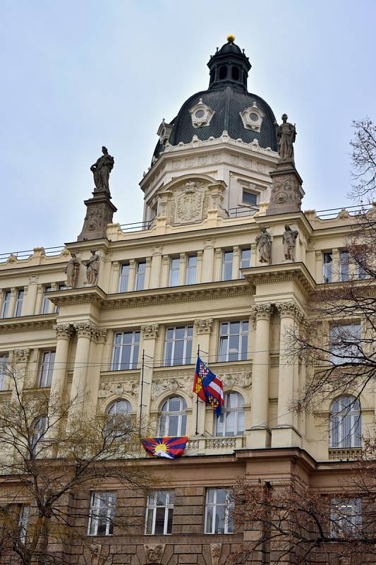 Na Krajském úřadu na Žerotínově náměstí v Brně vyvěsili tibetskou vlajku.
