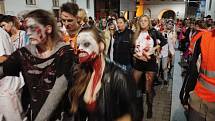 Brnem se prošly desítky děsivých zombie. Další ročník Zombie Walk Brno přilákal i stovky pozorovatelů v ulicích města.