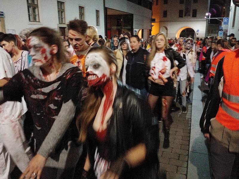 Brnem se prošly desítky děsivých zombie. Další ročník Zombie Walk Brno přilákal i stovky pozorovatelů v ulicích města.