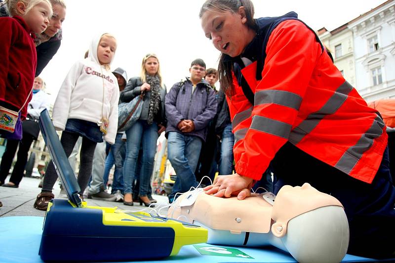 Defibrilátor může při zástavě srdce zachránit lidský život.