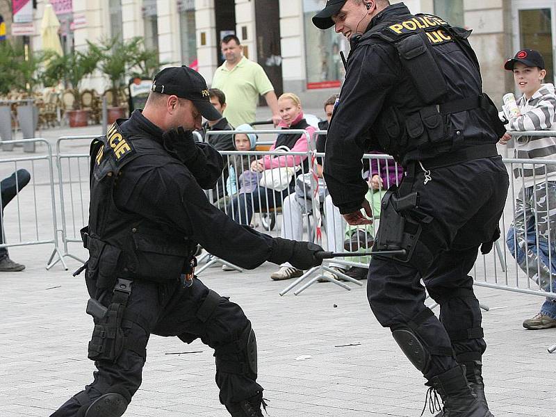 Policisté předváděli na brněnském náměstí Svobody svoji techniku i ukázky zásahů.