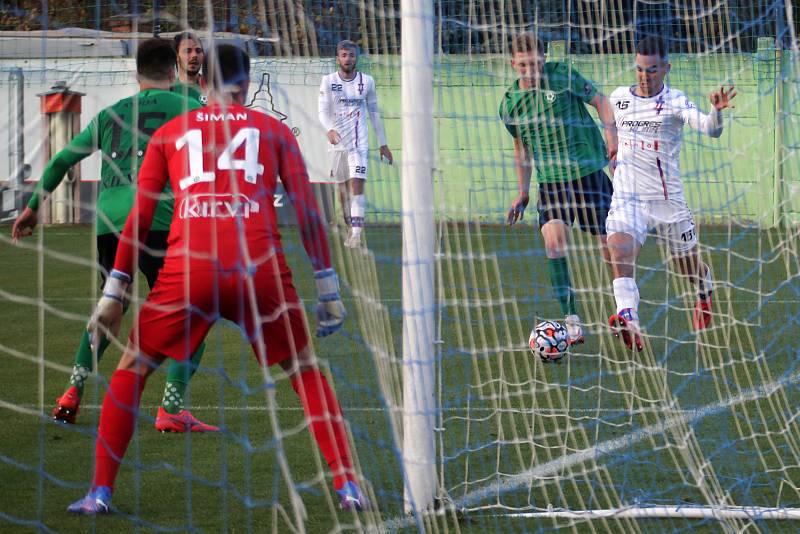 Líšeňští fotbalisté (v bílém) zdolali Příbram na domácím hřišti 4:1.