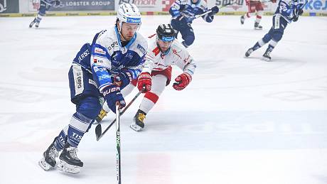 Brněnští hokejisté (v modrém) si z olomouckého ledu odvezli dva body za výhru 4:3 po samostatných nájezdech.