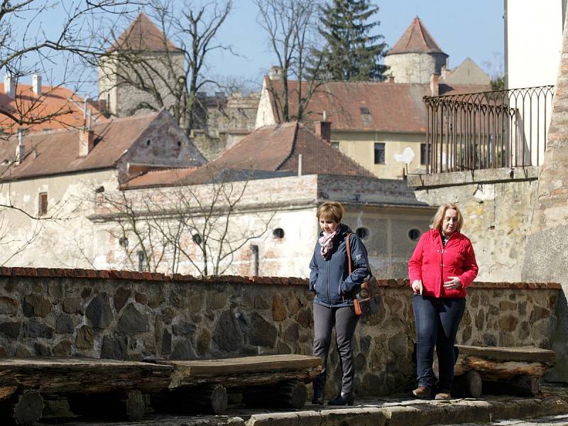 Hrad Veveří nad nad Brněnskou přehradou nenabídl na začátek sezóny speciální atrakce. Přesto jeho branou prošly stovky lidí. 