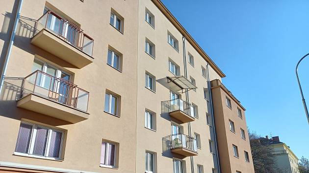 Hned čtyři z deseti městských bytů k pronájmu na dokončení oprav vlastním nákladem se nachází v domě na adrese Tučkova 38. Od začátku roku je nabízí Brno-střed.