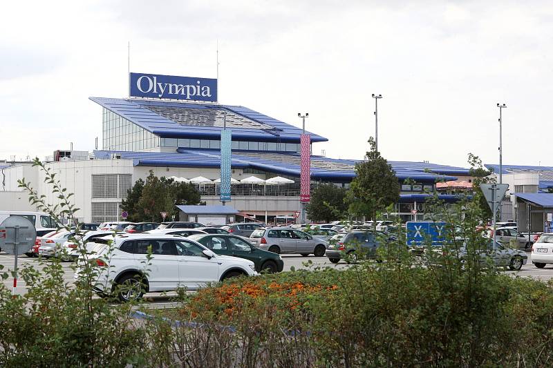 Zaplněné obchodní centrum Olympia v Modřicích v roce 2019.