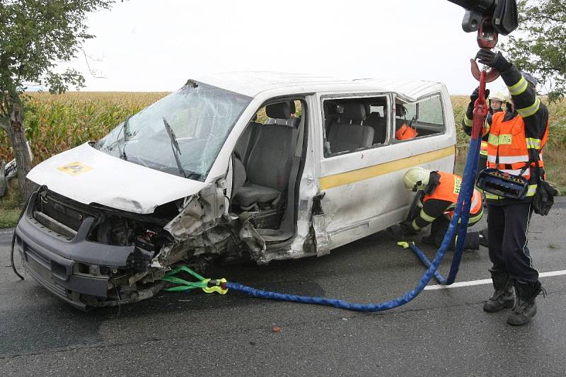 Osobní automobil a dodávka havarovaly v sobotu krátce po desáté hodině dopoledne na silnici mezi Pohořelicemi a Branišovicemi. 