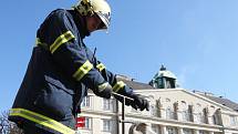 POŽÁR V HOTELU. Kouř valící se ze střechy hotelu Grandezza na Zelném trhu v Brně ve čtvrtek kolem poledne vyděsil manažera hotelu Martina Němce. Na místo proto ihned zavolal hasiče.
