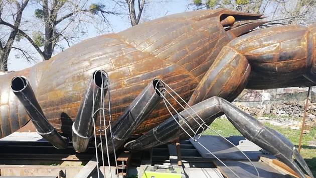 Zhruba do měsíce zkrášlí střed kruhového objezdu u Rakvic na Břeclavsku kovová plastika raka. Autorem vůbec největšího raka na světě je přibický kovář Pavel Valášek.