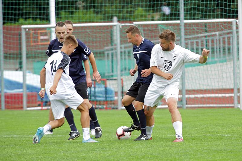 Sto let slavkovského fotbalu si připomněli exhibičním zápasem mezi slavkovskými veterány a legendami ze Sigi týmu.