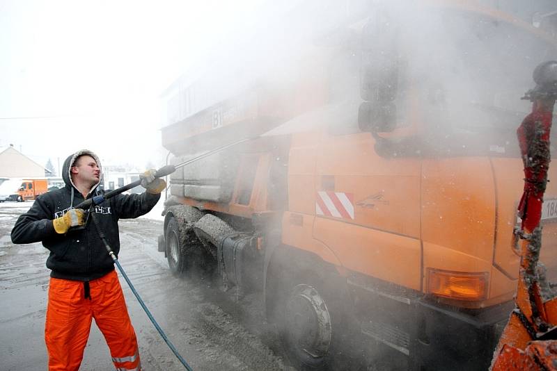 V Brně silničáři nasadili na odklízení sněhu jedenadvacet sypačů a sedmnáct traktorů s radlicí. Za noc spotřebovali pět set tun posypového materiálu. 