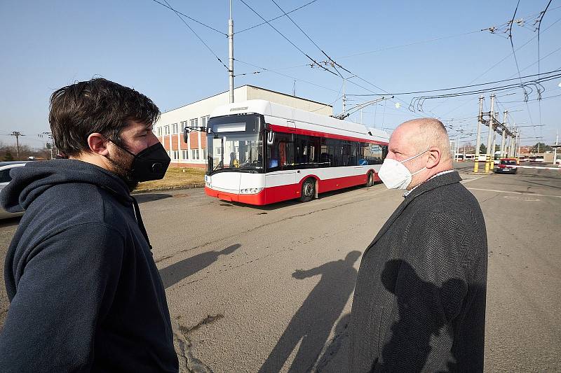 Albert Fikáček s týmem Sir Fogg se rozhodli objet svět trolejbusem. Nedávno ho z Opavy převezli do Brna.