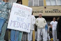 Demonstrace za Úrazovou nemocnici v Brně.