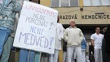 Demonstrace za Úrazovou nemocnici v Brně.