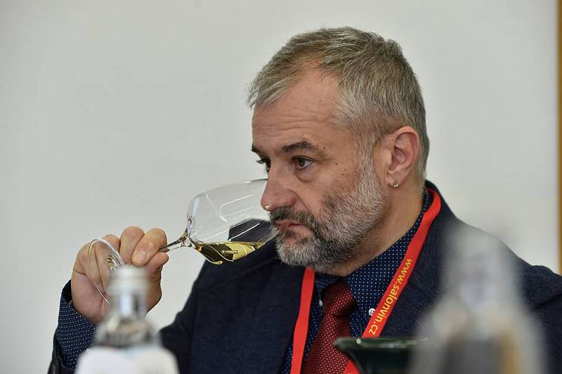 Zástupci Národního vinařského centra a hodnotící komise ve Valticích vyhlásili absolutního šampiona pro rok 2019.
