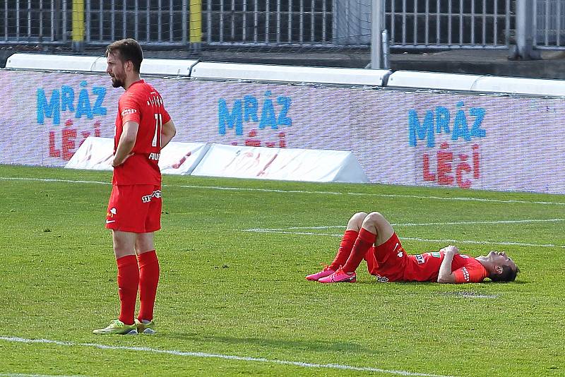 Brněnští fotbalisté (v červeném) se po sezoně v nejvyšší české soutěže vrací do FORTUNA:NÁRODNÍ LIGY.