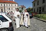 Farář z katedrály sv. Petra a Pavla požehnal motoristům auta. Dětem zase pokropil svěcenou vodou koloběžky.