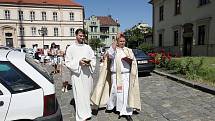 Farář z katedrály sv. Petra a Pavla požehnal motoristům auta. Dětem zase pokropil svěcenou vodou koloběžky.