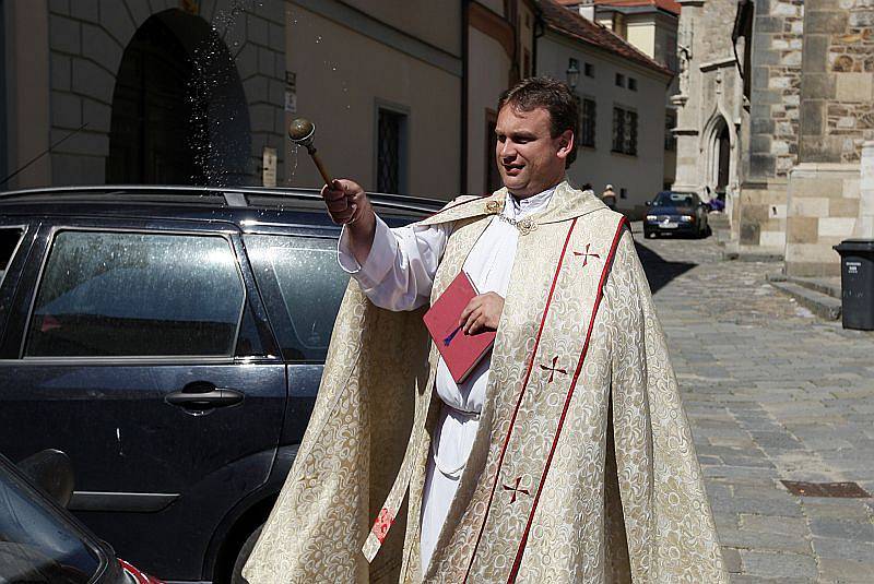 Farář z katedrály sv. Petra a Pavla požehnal motoristům auta. Dětem zase pokropil svěcenou vodou koloběžky.