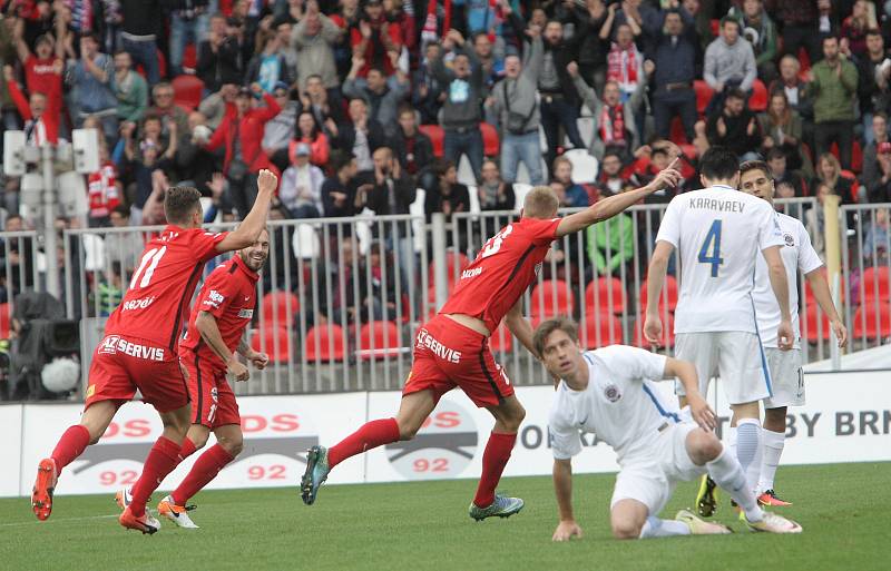 Tomu zápasu nic nechybělo. Dynamický fotbal se spoustou šancí, šest gólů, zahozená penalta a rozuzlení poslední akcí. Prvoligoví fotbalisté Zbrojovky na domácím trávníku remizovali před zraky 9223 diváků s pražskou Spartou 3:3.