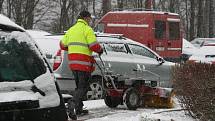 Ve čtvrtek ráno se lidé na Blanensku probudili do bílého. První sněhový poprašek udělal radost hlavně dětem. Méně nadšení už z něj byli motoristé. Na snímcích zasněžené ulice v Adamově.