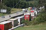 Jednoho mrtvého a několik zraněných si vyžádala úterní dopravní nehoda na 175. kilometru dálnice D1 u Říčan na Brněnsku ve směru z Brna do Prahy.