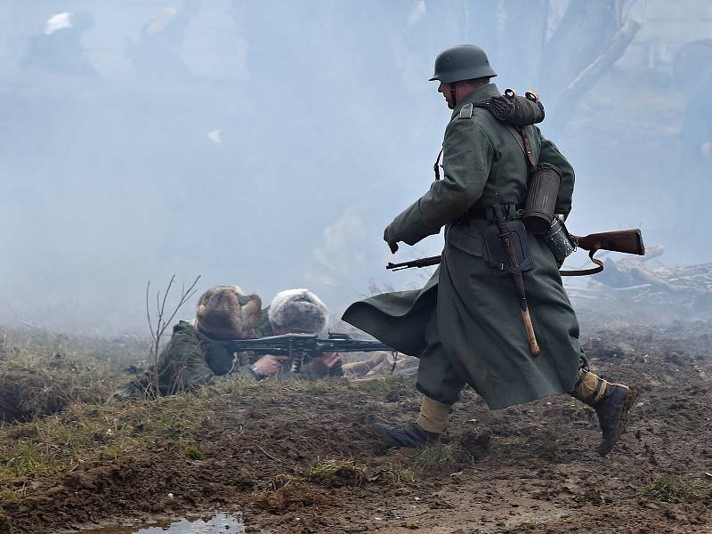Ukázka zimní bitvy z druhé světové války v Army Parku v Ořechově na Brněnsku.
