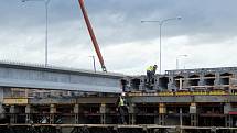 Dělníci v pondělí instalují nosníky nového mostu přes řeku Svitavu. Jedná se o součást stavby velkého městského okruhu Tomkovo náměstí v Brně. V akci je největší automobilový jeřáb s teleskopickým ramenem v České republice.