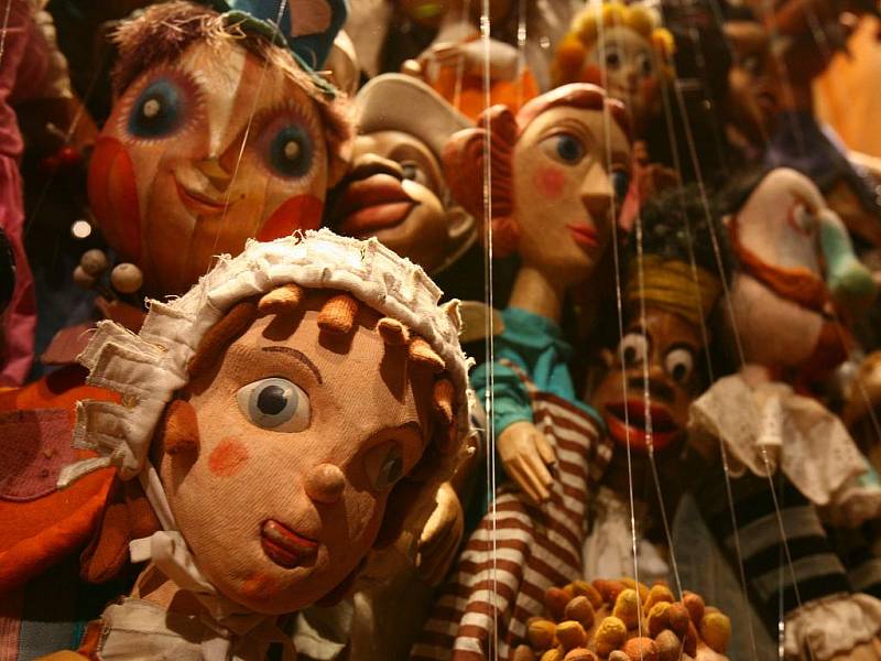 Nový pohádkový cyklus dětem přiblíží tři druhy loutek: maňásky, marionety a loutky–manekýny. Pohádkové představení, které lze navštívit v expozici Měnínské brány, doplňuje také výstava tří set loutek mapujících šedesát let Divadla Radost.