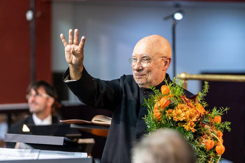 Nový šéfdirigent brněnské filharmonie Dennis Russell Davies má za sebou první koncert