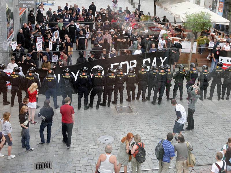 Neonacisté na Gay Parade v Brně