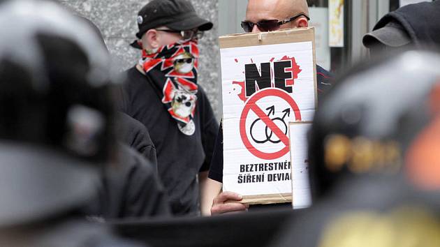 Neonacisté na Gay Parade v Brně