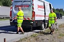 Ředitelství silnic a dálnic zahájilo instalaci značek na dálnicích D1 a D2, které pomohou zlepšit těžkou dopravní situaci kolem Brna.