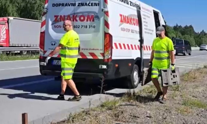 Ředitelství silnic a dálnic zahájilo instalaci značek na dálnicích D1 a D2, které pomohou zlepšit těžkou dopravní situaci kolem Brna.