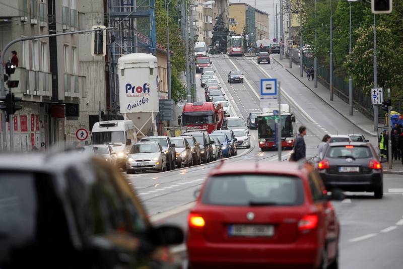 Hustá doprava v okolí Koliště. Ulici kvůli opravám parovodů uzavřeli.